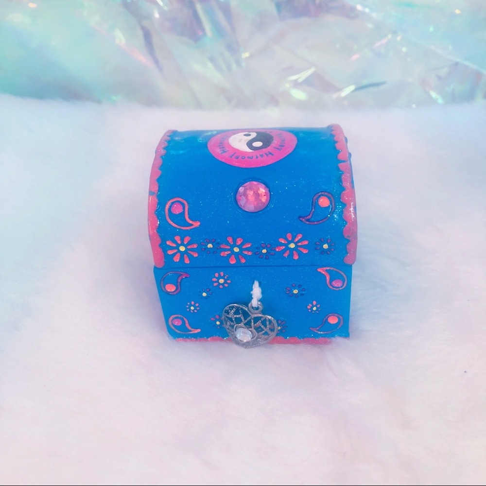 vintage 2000s claire’s trinket box with yin yang